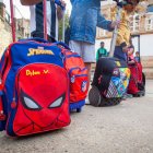 Mochilas en un patio escolar de Soria.