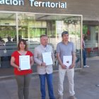 Vanessa García, Ángel Ceña y Toño Palomar este lunes frente a la Delegación Territorial.