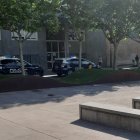 Dos coches patrullas de la Policía Nacional han acudido al Soria Norte.