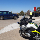 Un guardia civil vigila el tráfico en una carretera de Soria.