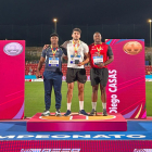 Ramírez Fabal, con la camiseta roja del Numantino, en el pódium del Campeonato de España.