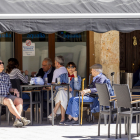 Personas en una terraza en El Burgo.