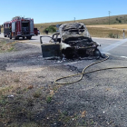 Intervención de los bomberos en el incendio de un coche.