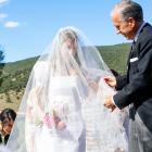 Verónica Urquijo, tapada con el velo de novia en Hinojosa de la Sierra.