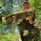 La pesca tiene sus sinsabores, pero también sus alegrías. Demetrio Silvestre se llevó una de las grandes en su visita al río Ucero. Una trucha de más de tres kilos y 70 centímetros picó y acabó en la sacadera de este pescador. Los mayores del lugar y los parroquianos del lugar no recordaban un 'pepino' de este tamaño. Hubo vídeo, fotos y devolución al agua, que la pesca sin muerte permite que otros compañeros acudan al río con la ilusión renovada.