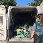 El vehículo intervenido junto con el cobre supuestamente procedente del robo.