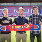 Aitor Calle con el preparador de porteros David Salazar y el segundo entrenador Pablo Ayuso.