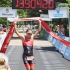 Marina Muñoz cruza la línea de meta de Almazán en la prueba de Triatlón Cros.