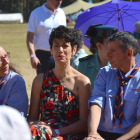 La ministra Elma Saiz entre dos responsables del campamento.