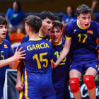 Los jugadores de la sub-18 celebran el pase a la semifinales del torneo.