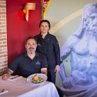 Juanjo y Mari Cruz junto al Saturno del yacimiento de Los Quintanares, joya del pueblo.