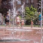 Personas refrescándose en una imagen de archivo.