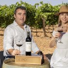 Agustín y Marta Postigo posan en el corazón de Bodegas de Postín, una parcela de historia centenaria que vuelve a la vida.