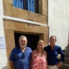 Arancón, De Gregorio y Palacios junto a la vivienda rehabilitada en Villar del Ala.