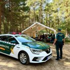 La Guardia Civil acompaña a los menores en el regreso al campamento.