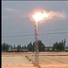 Una lectora Soria de vacaciones entre Huesca y Zaragoza nos remite en exclusiva este vídeo del incendio en una torre de la línea eléctrica, cayendo pavesas al campo circundante. La tormenta registrada en la zona, entre Zuera y Guerra de Gállego, tiene una gran cantidad de rayos y viento, lo que ha podido causar la chispa inicial que ha prendido el nido de cigüeña. Antes de proceder a la grabación se había dado el pertinente aviso a los servicios de emergencia y extinción de incendios.