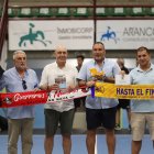 El presidente del BM Soria Carlos, segundo por la izquierda, junto al Alberto Miranda, segundo por la derecha, y el resto de representantes durante el torneo.