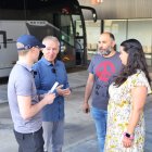 Representantes de Soria Ya en las dársenas de la estación de autobuses.