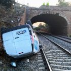 Estado en el que quedó la furgoneta tras precipitarse a las vías del tren en Arcos de Jalón.