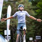 Enrique Ribeiro en el momento de cruzar la línea de meta en la Laguna Negra.