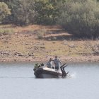 Los buceadores realizan las primeras inmersiones en busca del joven desaparecido.