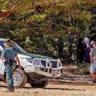 La familia del joven junto a la Guardia Civil en el pantano.