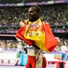 David José Pineda con la bandera de España tras lograr la medalla de plata en París.