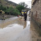 Trabajadores de la Junta en tareas de limpieza.