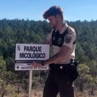 Un guarda coloca un cartel de Parque Micológico Montes de Soria.