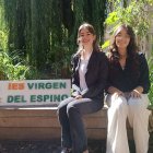 Lucía Muñoz Mayor y Chiara Cinalli Vázquez posan en el IES Virgen del Espino, único clasificado de Castilla y León.