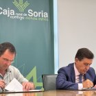 Ramsés López y Carlos Martínez Izquierdo en la firma del convenio.