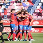 Los jugadores del Numancia celebran el primer gol ante el Pontevedra logrado por Dieste.