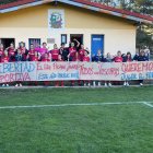 Las jugadoras del Norma San Leonardo con el cartel de protesta en el primer partido liguero.