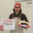 Carlos Hernández revalida el 'título' de la mejor hamburguesa.