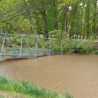 La pasarela sobre el Duero en el Soto Playa de Soria, destrozada por la caída de un árbol por el viento