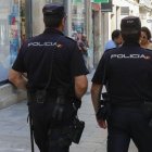 Archivo - Detenida una mujer en Valladolid por el 'hurto amoroso' de joyas y dinero a personas mayores .