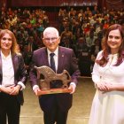 Juan Manuel Ruiz Liso recibió el premio Numancia de manos de la consejera de Educación, Rocío Lucas, y la presidenta de Heraldo-Diario de Soria, Adriana Ulibarri.