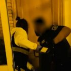 La Policía Nacional detuvo en Soria a un hombre que agredía sexualmente a mujeres tras captarlas con falsas ofertas de trabajo. En la operación también se detuvo a una colaborada quien, desde Segovia, las captaba. Eran en su mayoría mujeres extranjeras atraídas a España con la promesa de hacer compañía a una persona mayor a cambio de 300 euros al mes, pero también había inmigrantes ilegales ya en España. En un caso llegó a ser retenida en la vivienda.