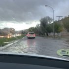 Las lluvias de este miércoles han vuelto a anegar el polígono industrial Las Casas de Soria. Como se aprecia en el vídeo, se han formado algunas balsas de agua de bastante profundidad en zonas como el Bosque Infantil, donde los coches pasaban levantando gran cantidad de agua de los charcos. En esta ocasión ha caído tanto en forma de lluvia 'normal' como de tormenta. El observatorio de la Agencia Estatal de Meteorología, ubicado a pocos metros, recogía a las 19.00 horas un acumulado de 26 litros por metro cuadrado a lo largo de la jornada.