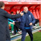 Aitor Calle saluda a Manel Menéndez, técnico del Marino, antes del inicio del partido.