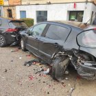 Estado de los dos vehículos dañados por el accidente en Soria.