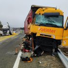 Estado de los dos camiones accidentados en Adradas.