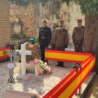 La soldado Rodríguez deposita el ramo de flores en homenaje a los militares caídos en acto de servicio.