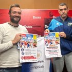 El concejal de Deportes de Soria, Manu Salvador, y el directivo del Club de Pelota Urbión, Emilio Cabrerizo, durante la presentación del torneo.