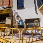 Trabajadores pintando un edificio en Soria.