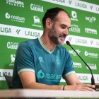 El entrenador del Rayo Cantabria, Ezequiel Loza, durante una comparecencia de prensa.