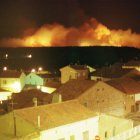 Vista de las llamas nocturnas desde Tardelcuende en agosto de 2000.
