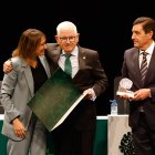 La consejera de Cultura y el presidente de Caja Rural entregan el premio a Juan Manuel Ruiz Liso.