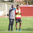 Godson en el entrenamiento de este miércoles del primer equipo del Numancia junto con el entrenador Aitor Calle.