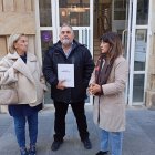 Los representantes de Sotillo del Rincón, Villar del Ala y Valdeavellano de Tera, a las puertas de la Subdelegación.